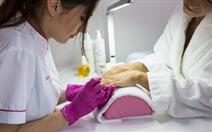 Manicure e Pedicure Completas com Aplicação de Verniz Gel por 25€ em Algés!