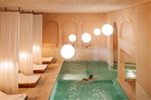 Hotel 5* situado nas margens do Douro com acesso à piscina interior e ao Spa incluído